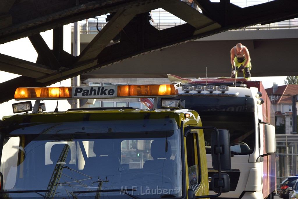 LKW blieb unter Bruecke haengen Koeln Deutz Opladenerstr Deutz Muelheimerstr P156.JPG - Miklos Laubert